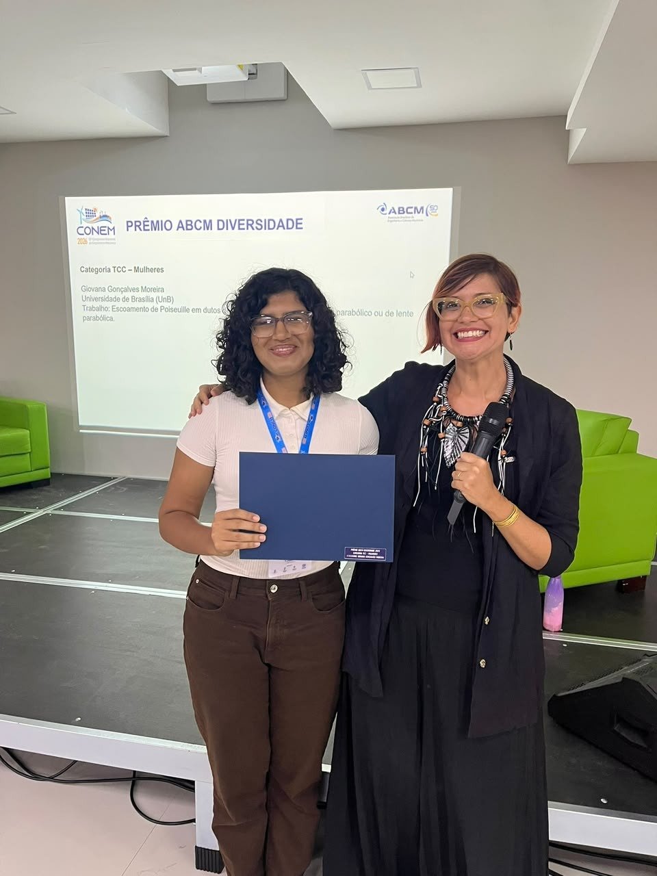Giovana Moreira recebendo o Prêmio ABCM-Diversidade 2025