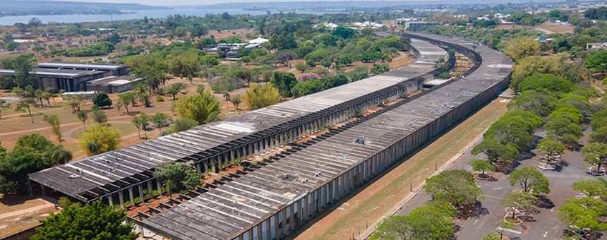 Vista aérea do campus da Universidade de Brasília — Minhocão (ICC) e o Lago Paranoá